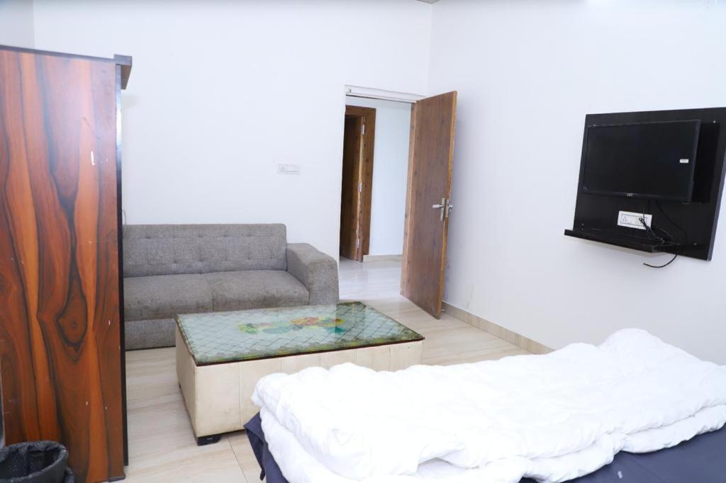Hotel Aashirvad Faridabad Dış mekan fotoğraf