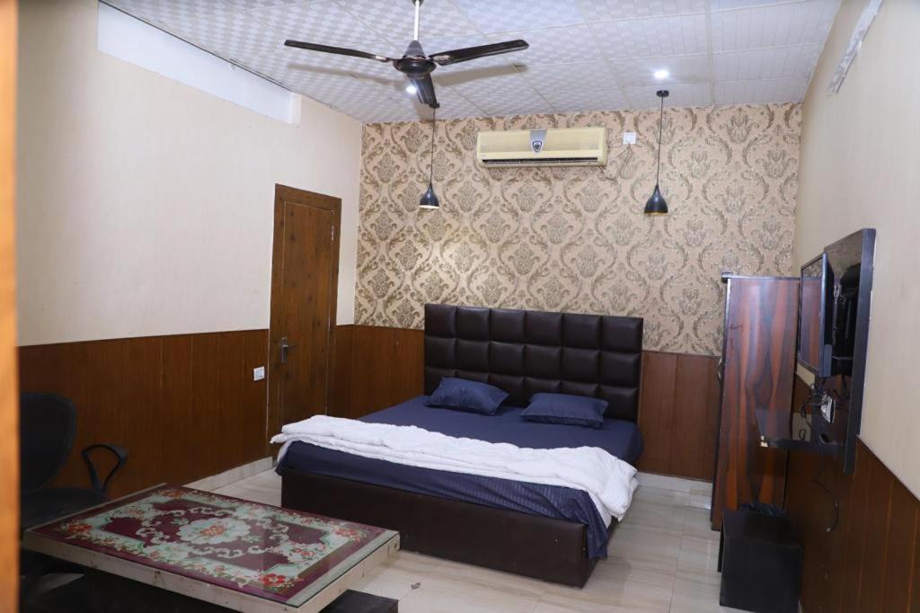 Hotel Aashirvad Faridabad Dış mekan fotoğraf