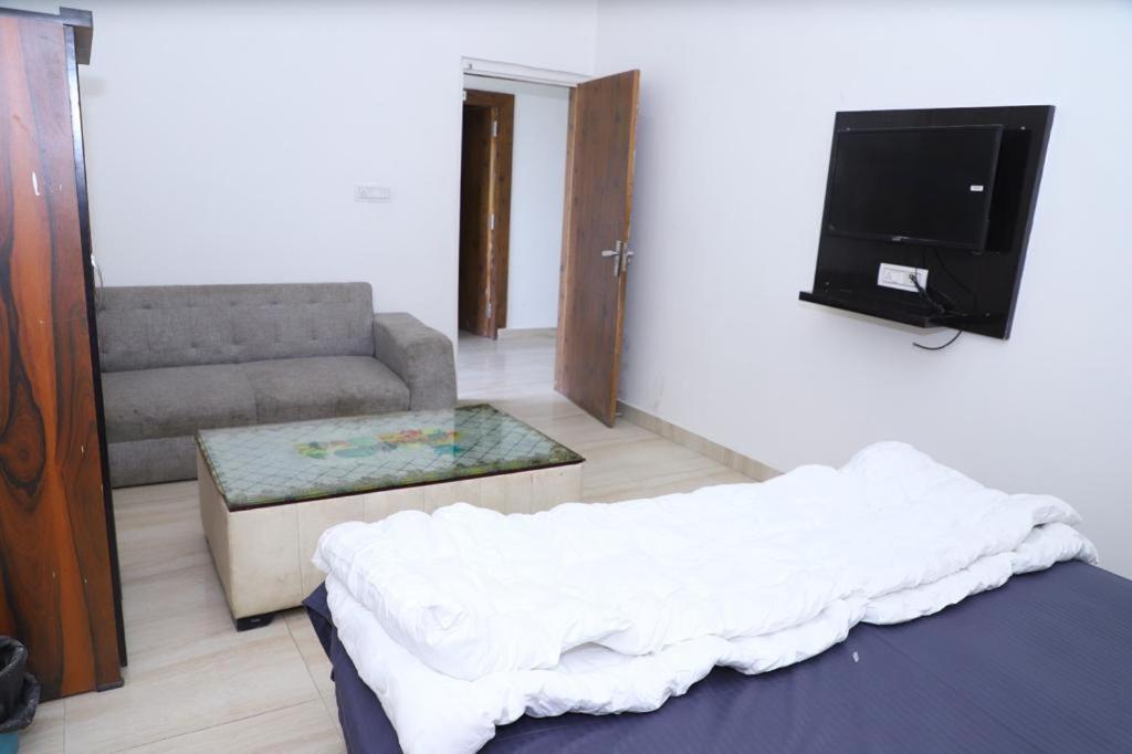 Hotel Aashirvad Faridabad Dış mekan fotoğraf