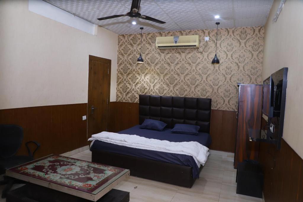 Hotel Aashirvad Faridabad Dış mekan fotoğraf
