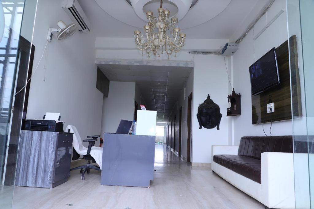 Hotel Aashirvad Faridabad Dış mekan fotoğraf