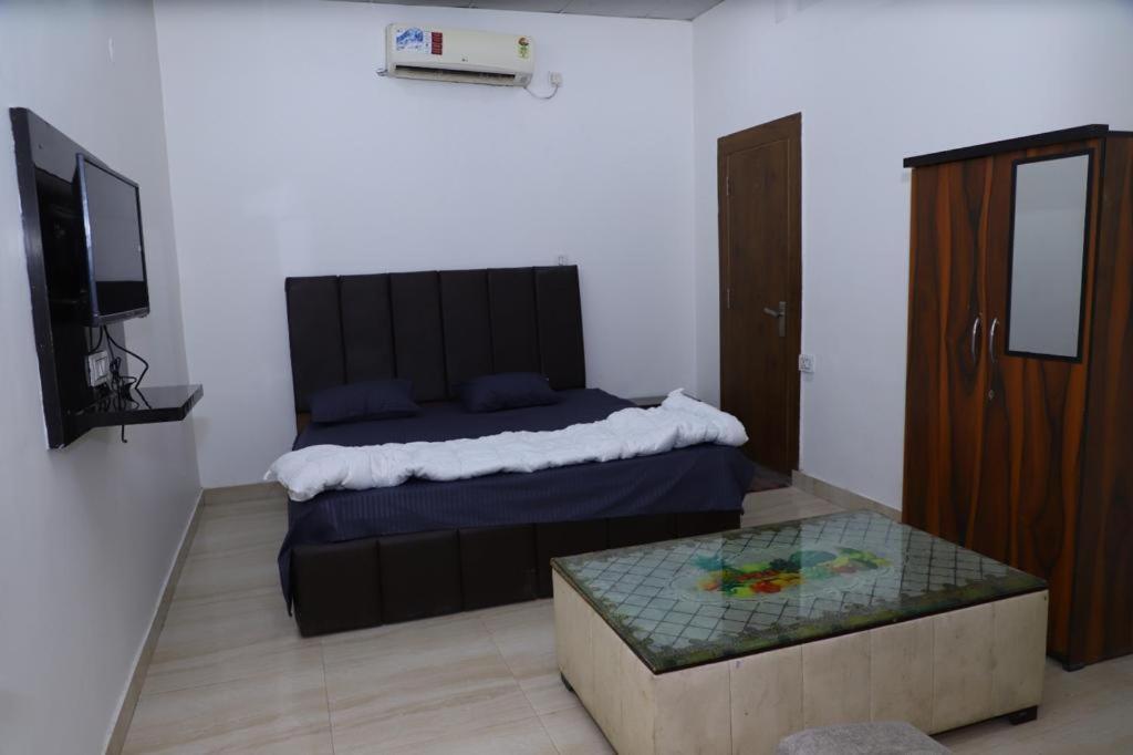 Hotel Aashirvad Faridabad Dış mekan fotoğraf